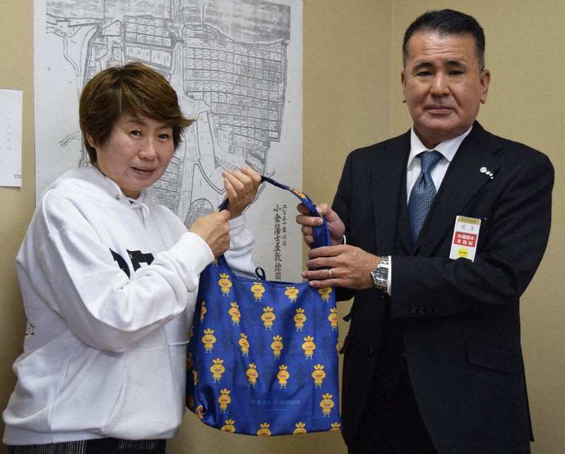「おでんくん」があしらわれたエコバッグを手にする水上さん(左)と松本店長=北九州市小倉北区で2022年11月30日午後1時3分、青木絵美撮影