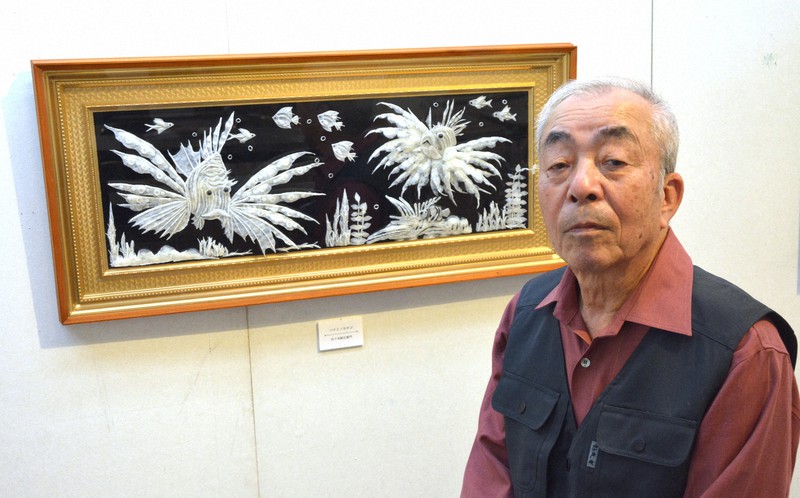 作品「ハナミノカサゴ」と佐々本順左衛門さん=島根県江津市桜江町川戸の今井美術館で2022年11月24日午前11時37分、佐々本浩材撮影
