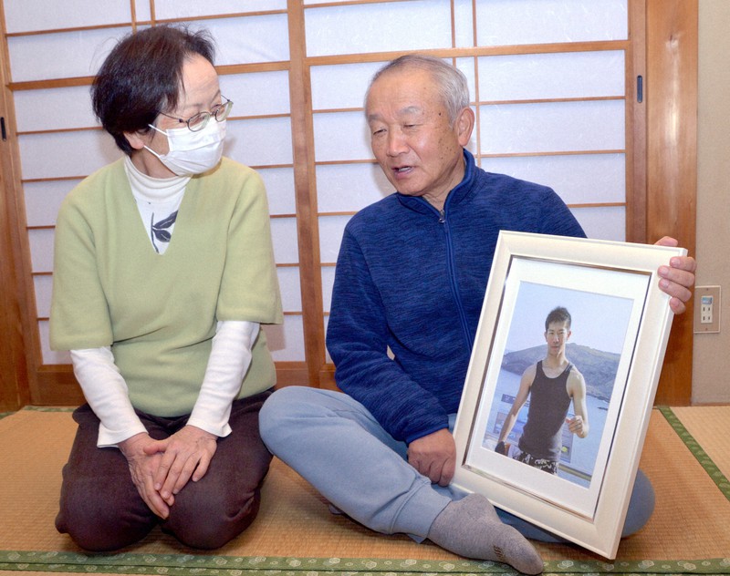 小林洋平さんの遺影を見ながら思い出を語る父寿男さん(右)と母悦子さん=群馬県高崎市で2022年11月26日午後5時56分、宮田哲撮影