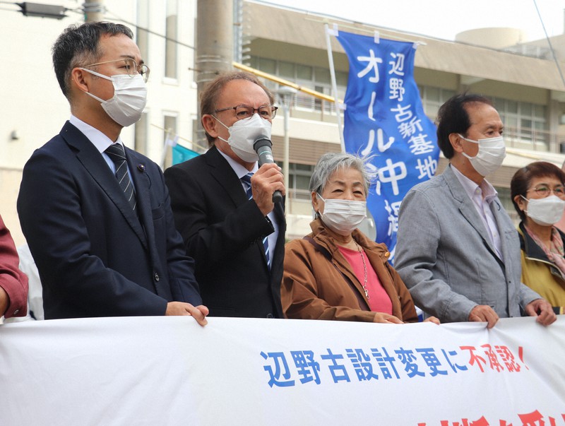 米軍普天間飛行場の名護市辺野古移設を巡る国と沖縄県の訴訟の弁論を前に、福岡高裁那覇支部前に集まった支援者らに意気込みを語る玉城デニー知事(左から2人目)=那覇市で2022年12月1日午後2時18分、比嘉洋撮影