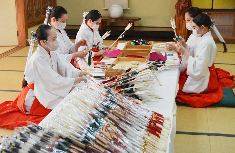 正月に向け破魔矢を作るみこたち=盛岡市の盛岡八幡宮で2022年12月1日午後3時20分、湯浅聖一撮影