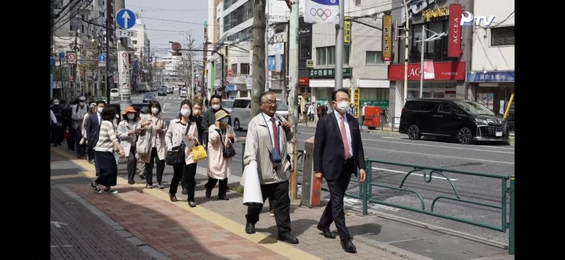 早稲田大周辺で文鮮明教祖のゆかりの地を巡礼する世界平和統一家庭連合(旧統一教会)の信者たち=ユーチューブの「HJ PeaceTV」から