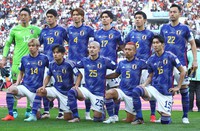 サッカーのワールドカップ・カタール大会の初戦、ドイツとの試合前に記念撮影に臨む日本の選手たち＝カタール・ドーハのハリファ国際競技場で2022年11月23日、宮武祐希撮影
