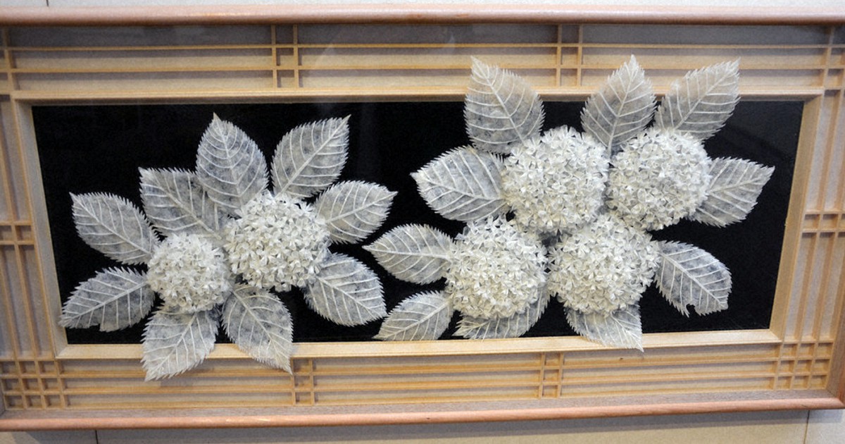 海の花びら”自在に 魚のうろこアート展 元鮮魚店主・佐々本さん、質感