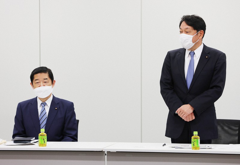 ワーキングチームの会合で発言する自民党の小野寺五典安保調査会長(右)。左は公明党の佐藤茂樹外交安保調査会長=衆院第2議員会館で2022年12月2日午後1時1分、猪飼健史撮影