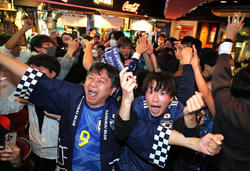 日本代表の決勝トーナメント進出を喜ぶサポーターら=東京都渋谷区のスポーツバーで2022年12月2日午前5時54分、和田大典撮影