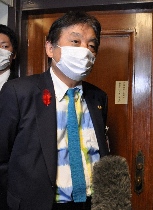 控訴棄却の判決を受け、報道陣の取材に応じる河村たかし市長=名古屋市役所で2022年12月2日午後2時52分、田中理知撮影