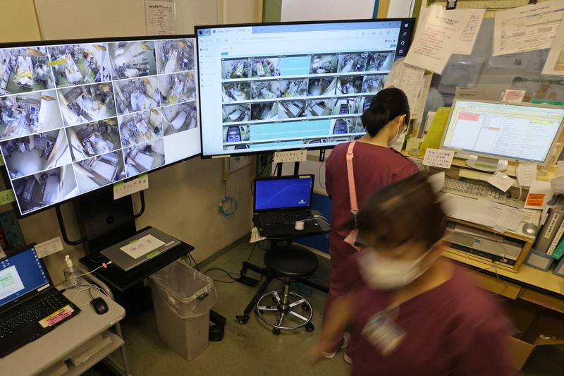 集中治療室(ICU)を新型コロナウイルスによる重症患者専用の病床に改装した聖マリアンナ医科大病院。新型コロナウイルスの流行のたびに病床逼迫(ひっぱく)を招き、医療提供体制のもろさが浮き彫りになってきた=川崎市宮前区で2020年4月30日午前10時59分、佐々木順一撮影