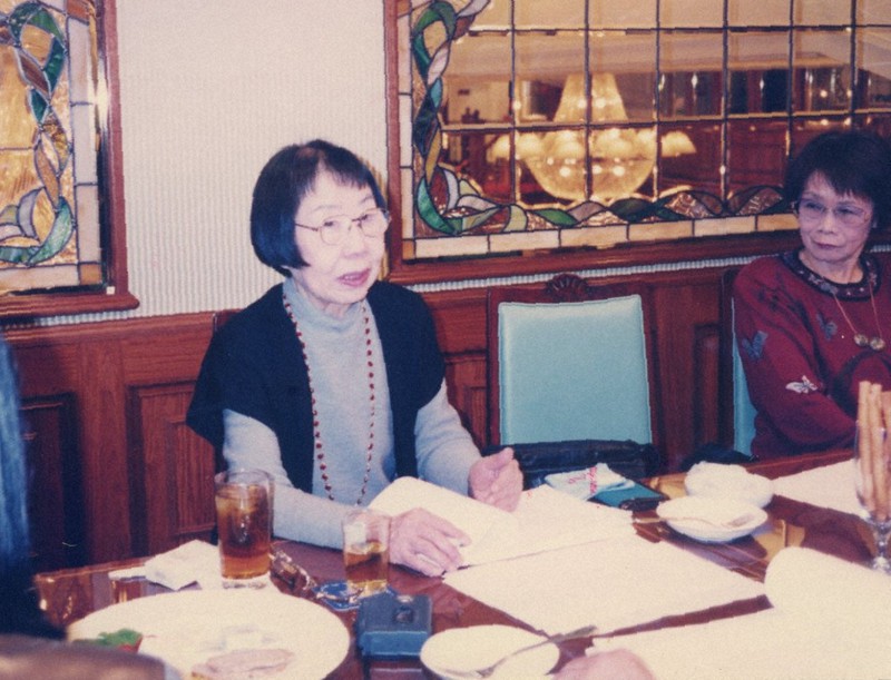 2001年、大阪女性文芸賞の選考会にのぞむ作家の河野多恵子さん(左)。この賞の育ての親だった=大阪女性文芸協会提供