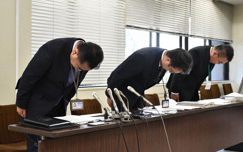 教諭の処分を発表し、謝罪する市教委の遠藤洋路教育長(左)ら=熊本市中央区で2022年12月2日午後3時半、栗栖由喜撮影