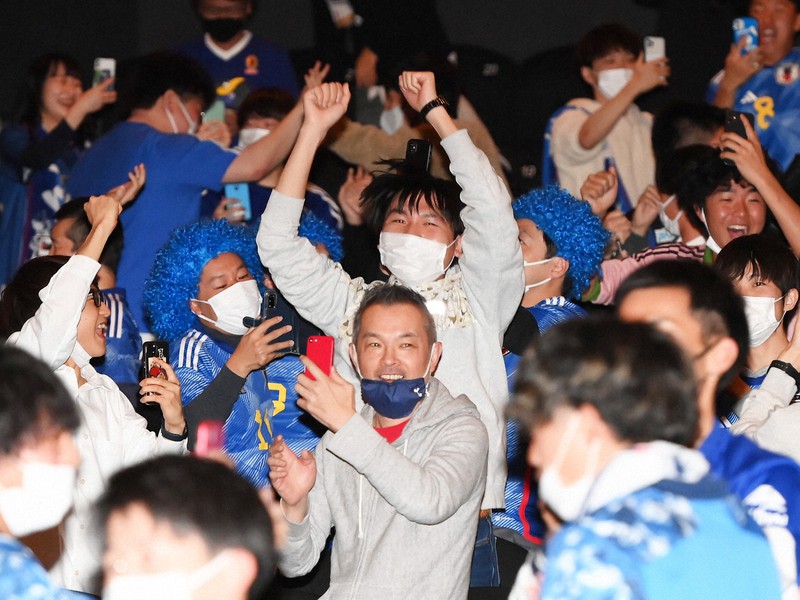 スペインに勝利して、喜ぶサッカーファンたち=大阪市北区で2022年12月2日午前5時54分、山崎一輝撮影