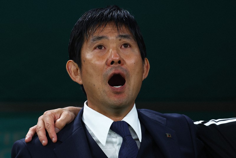 【日本-スペイン】試合前、君が代を歌う森保一監督=カタール・ドーハのハリファ国際競技場で2022年12月1日、宮武祐希撮影