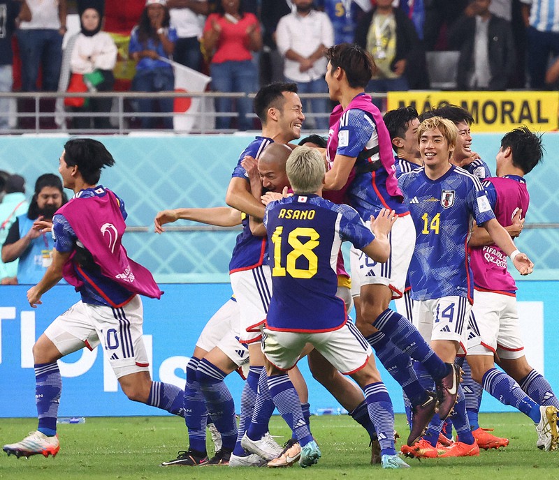 【日本-スペイン】スペインを破って決勝トーナメント進出を決め、喜び合う日本の選手たち=カタール・ドーハのハリファ国際競技場で2022年12月1日、宮武祐希撮影
