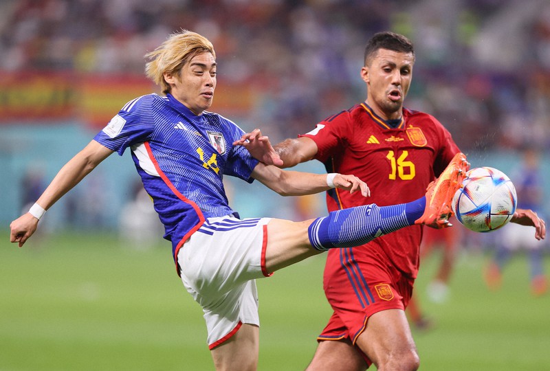 【日本-スペイン】後半、ゴールを狙う伊東純也(左)。右はスペインのロドリ=カタール・ドーハのハリファ国際競技場で2022年12月1日、宮武祐希撮影