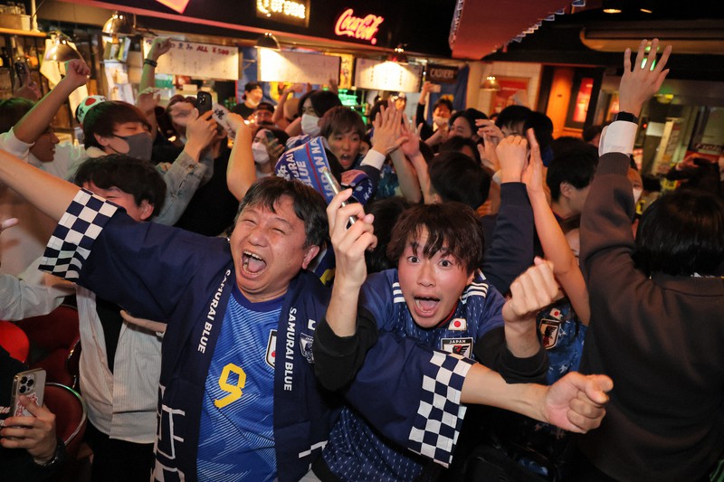 日本代表の決勝トーナメント進出を喜ぶ人たち=東京都渋谷区で2022年12月2日午前5時54分、和田大典撮影