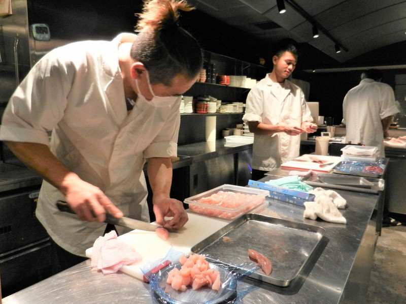 開店に向け仕込みをする焼き鳥店「銀座鳥番屋」の従業員=東京都中央区銀座で2022年10月31日午後1時26分、道下寛子撮影