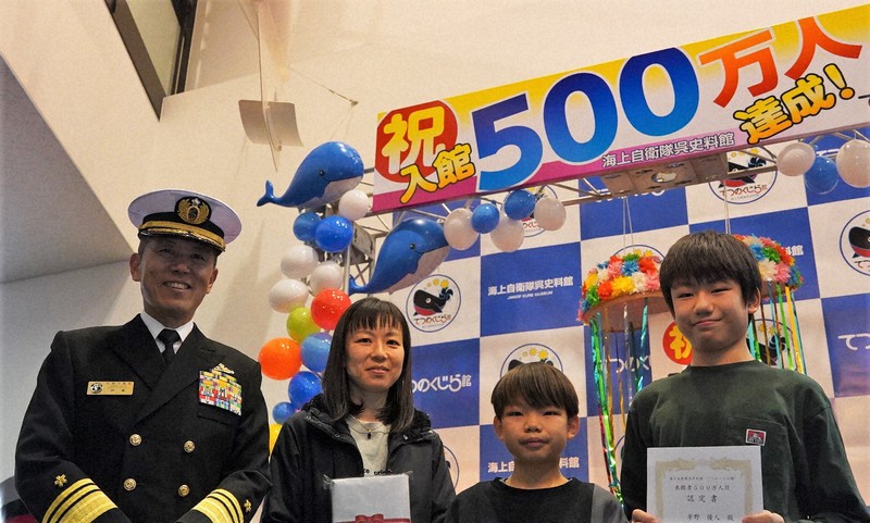 海上自衛隊呉史料館「てつのくじら館」の500万人目の入館者となった茅野優人さん(右)と海自呉地方総監の伊藤弘海将(左)=広島県呉市で2022年12月3日午後2時14分、岩本一希撮影