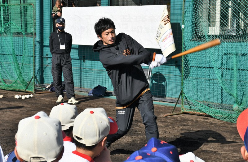 力強いスイングで打撃指導する松田宣浩選手=滋賀県草津市の草津グリーンスタジアムで2022年12月3日午前10時33分、礒野健一撮影