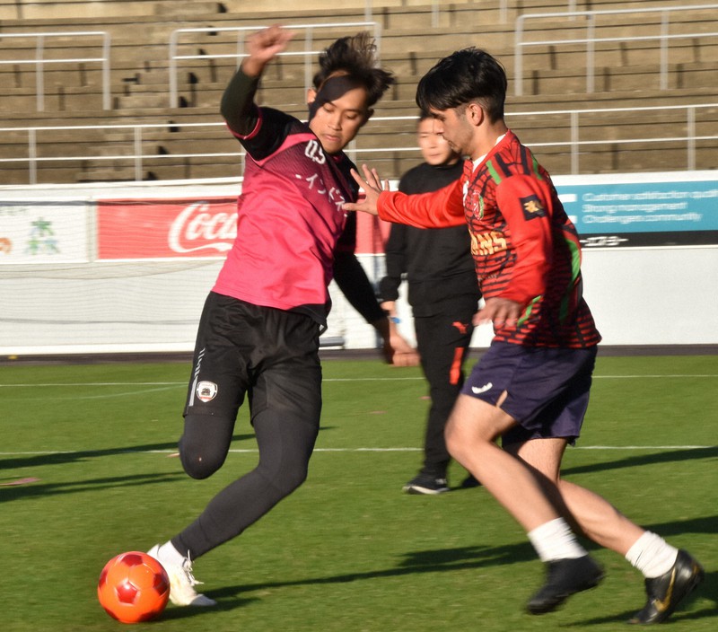 激しくボールを奪い合うインドネシアの選手(左)とアフガニスタンの選手=佐賀県鳥栖市の駅前不動産スタジアムで2022年12月3日午後3時58分、西脇真一撮影
