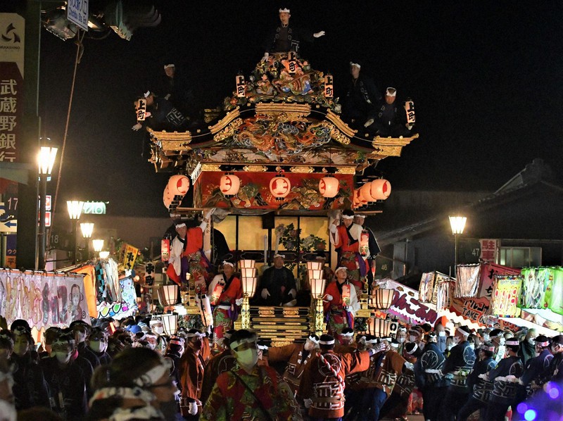 夜の秩父の街を曳行される山車=埼玉県秩父市で2022年12月3日午後6時、山田研撮影