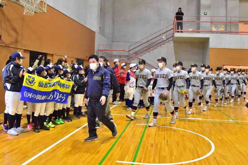 甲子園優勝旗の「白河の関越え」を受けて拍手で迎えられる仙台育英の部員ら=福島県白河市で2022年12月3日午前10時13分、平家勇大撮影