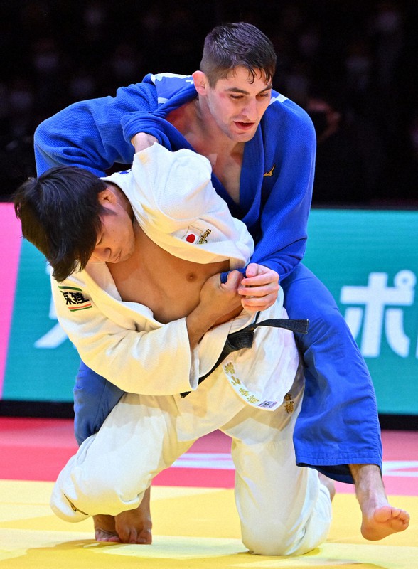 男子90キロ級決勝、エドゥアルド・トリッペル(上)から一本を奪う増山香補=東京体育館で2022年12月3日、北山夏帆撮影