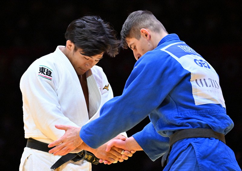男子90キロ級決勝を制し、エドゥアルド・トリッペル(右)と握手を交わす増山香補=東京体育館で2022年12月3日、北山夏帆撮影