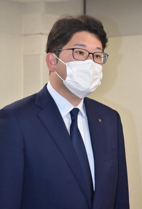 さくら保育園の元保育士の逮捕を受け、報道陣の取材に応じる村田悠・裾野市長=同市役所で2022年12月4日午後4時4分、深野麟之介撮影