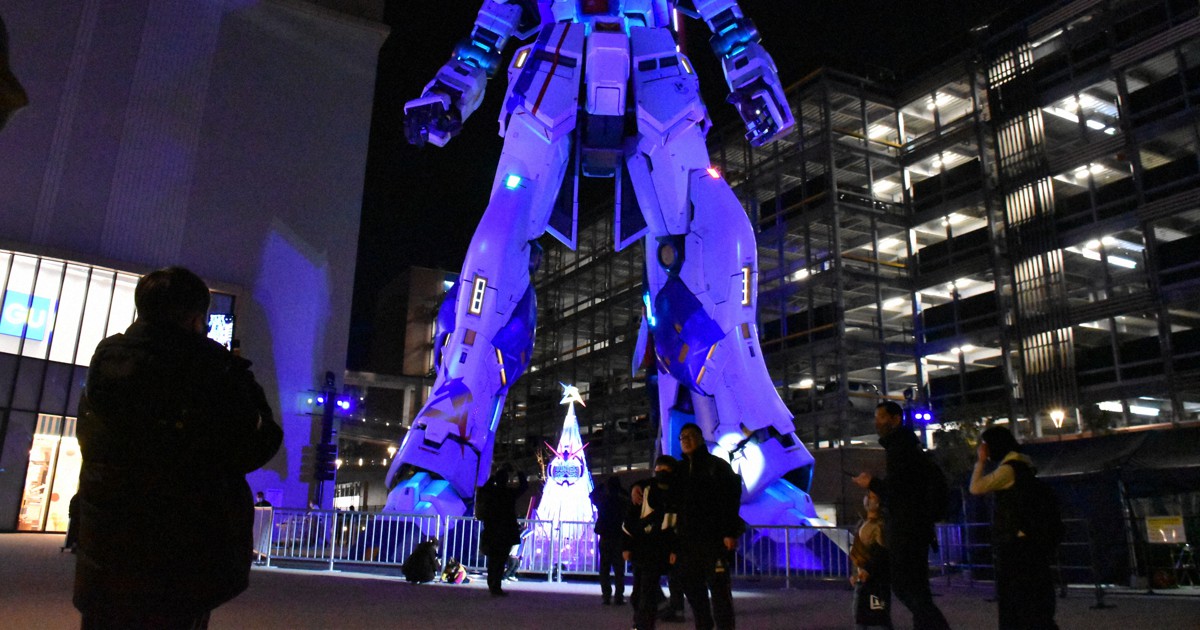こいつ…デカいぞ！実物大ガンダムに冬季イルミネーション点灯 福岡