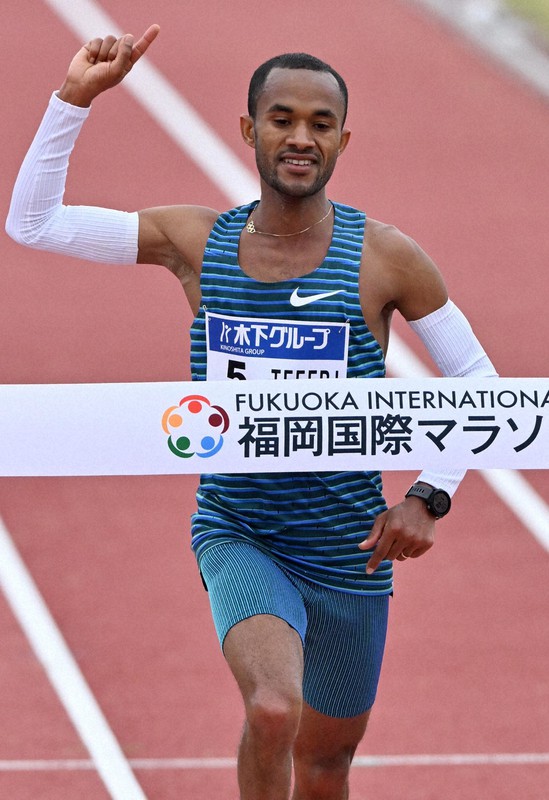 1位でフィニッシュするイスラエルのマル・テフェリ=平和台陸上競技場で2022年12月4日、平川義之撮影