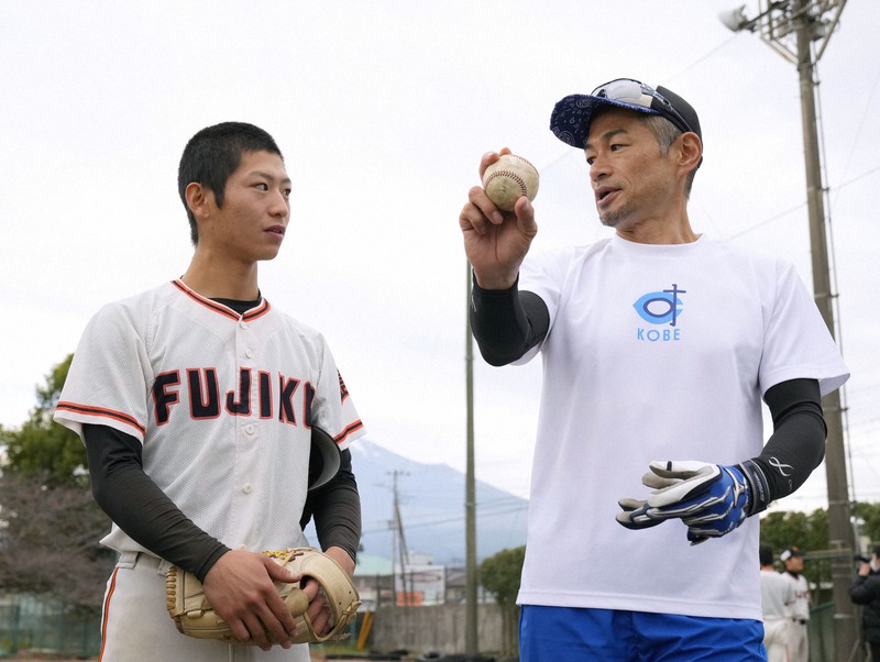 静岡県立富士高校を訪れ、野球部員に指導するイチローさん=静岡県富士市で2022年12月4日(代表撮影)