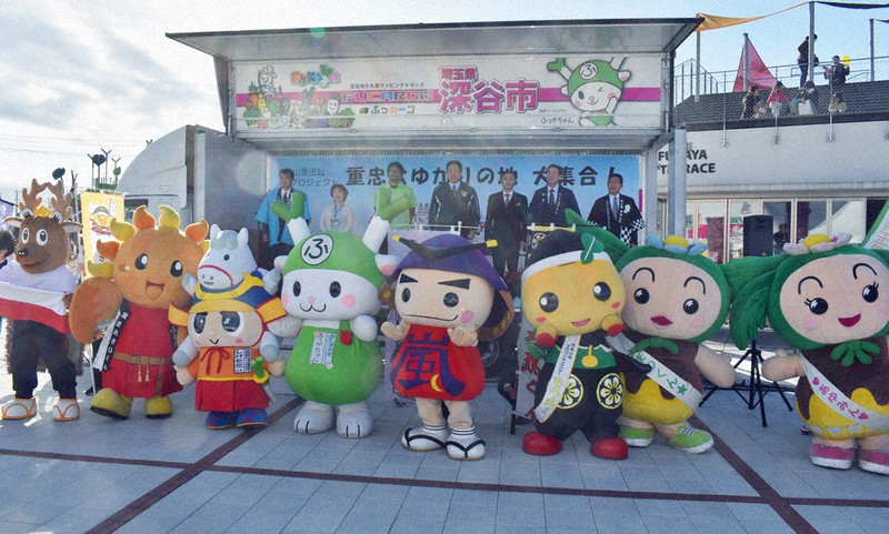PR合戦を前に、勢ぞろいして記念撮影をする深谷市や東松山市などの市長らとキャラクター=埼玉県深谷市黒田の深谷テラスパークで2022年12月3日、中山信撮影