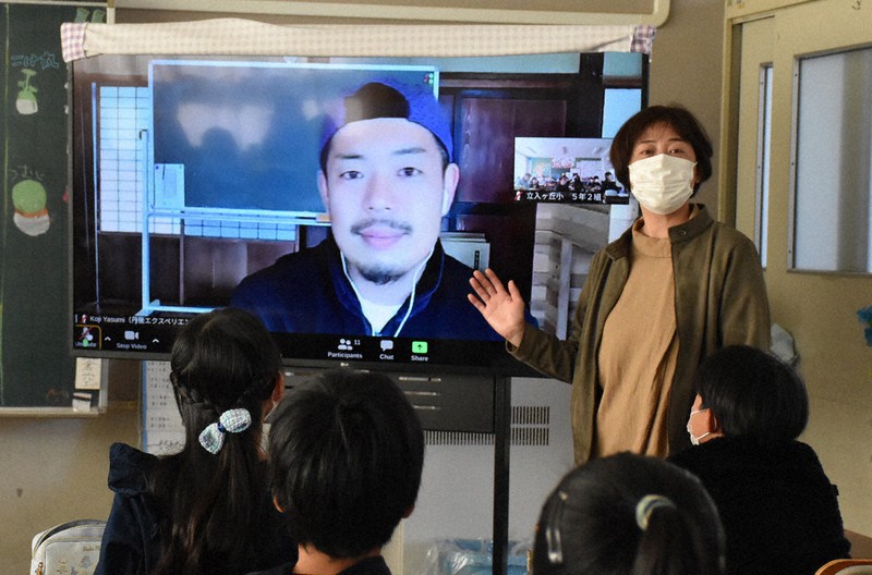 オンラインで海洋プラスチックごみ問題への取り組みについて話した八隅孝治さん(左)と、授業を企画した八尋由佳さん=滋賀県守山市立入町の市立立入が丘小で2022年11月24日午前9時10分、菅健吾撮影