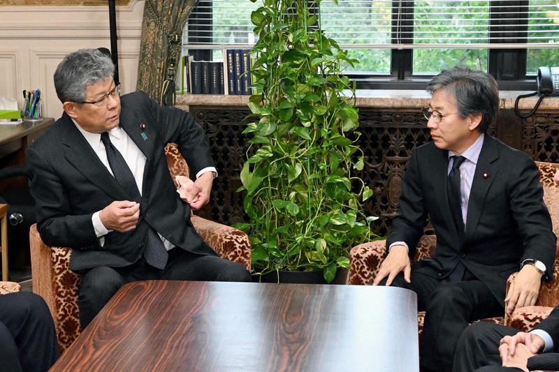 会談に臨む自民党の高木毅国対委員長(左)と立憲民主党の安住淳国対委員長=国会内で2022年12月5日午前10時59分、竹内幹撮影