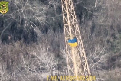 ドニエプル川東岸とみられる地域の鉄塔に掲げられたウクライナ国旗＝通信アプリ「テレグラム」から