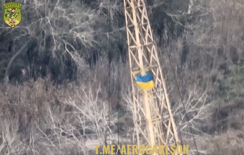 ドニエプル川東岸とみられる地域の鉄塔に掲げられたウクライナ国旗=通信アプリ「テレグラム」から