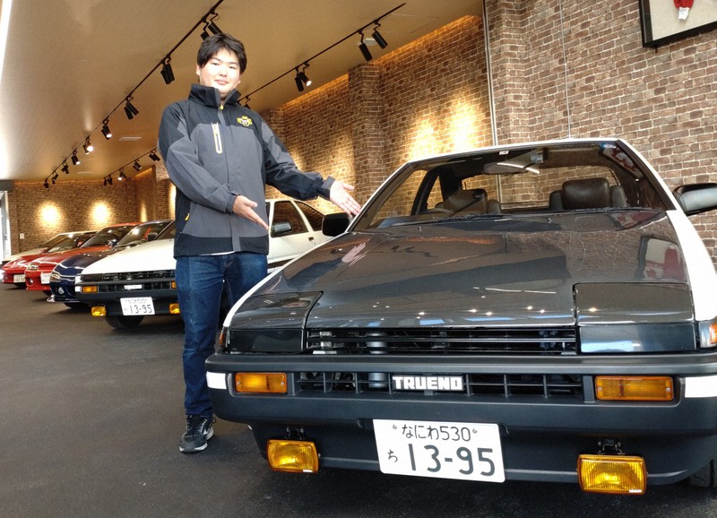 「ハチロク」の愛称で人気のトヨタ「スプリンタートレノAE86型」(展示車)など、往年の名車がずらりと並ぶ=大阪市大正区泉尾4で2022年10月28日午後0時13分、長崎薫撮影