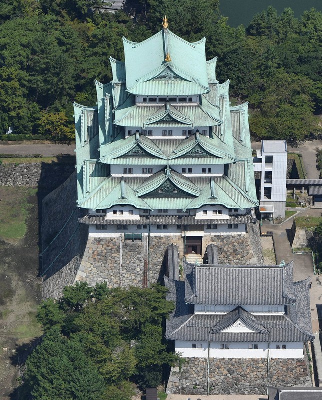 名古屋城の天守閣(奥)=名古屋市中区で2020年9月9日、本社ヘリから北村隆夫撮影