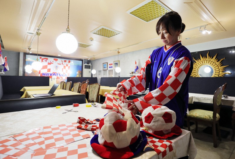 観戦の準備を進めるクロアチア料理店「Dobro」の関係者=東京都中央区で2022年12月5日午後7時11分、吉田航太撮影