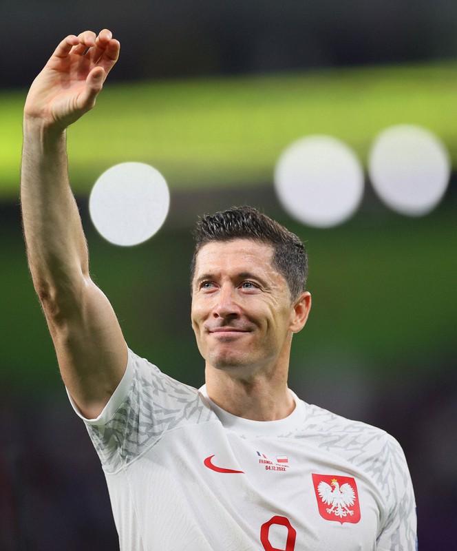 【フランス-ポーランド】フランスに敗れ、ピッチを後にするポーランドのレバンドフスキ=カタール・ドーハのアルスママ競技場で2022年12月4日、宮武祐希撮影
