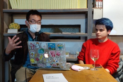 ウクライナのアーティスト、オリア・フェドロバさん（右）の話に、「不思議なシンクロニシティー（一致）を感じる」と語る詩人の和合亮一さん＝武蔵野市で2022年11月26日午後8時47分