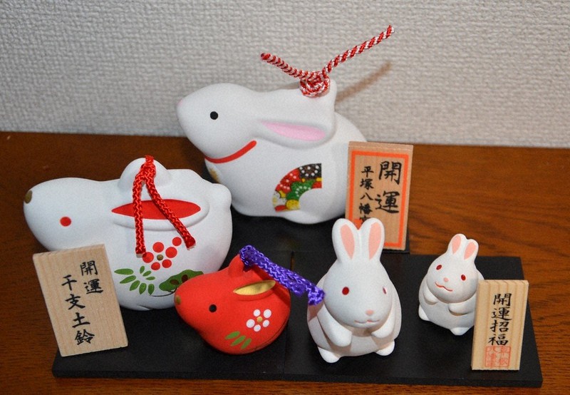 来年はぴょんと上向いて 「卯」の土鈴と置物頒布 平塚八幡宮 ／神奈川