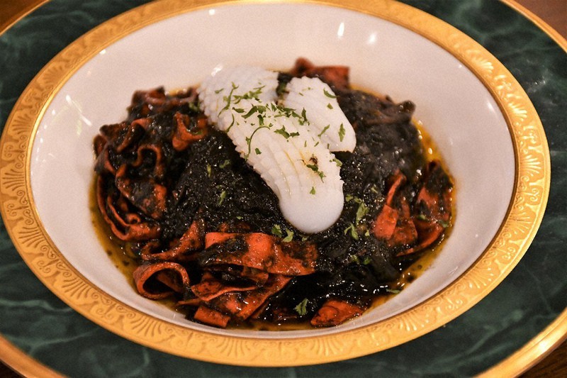 イカスミソースの赤こんにゃく麺パスタ=滋賀県草津市西大路町のトラットリアデラ・メーラで2022年11月8日午後5時7分、礒野健一撮影