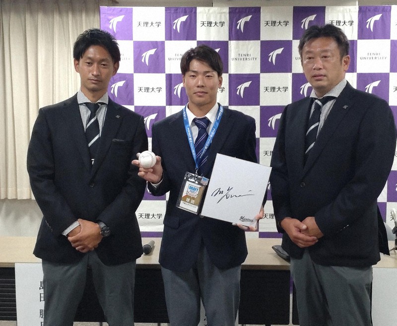 ロッテの榎康弘スカウト部長(右)と三家和真スカウト(左)から指名あいさつを受けた天理大の友杉篤輝選手=奈良県の天理大で10月24日、荻野公一撮影