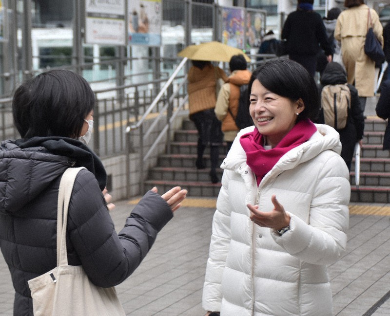 当選から一夜明け、通りかかった人と話す森沢恭子氏=品川区のJR大崎駅前で2022年12月5日午前8時31分、加藤昌平撮影