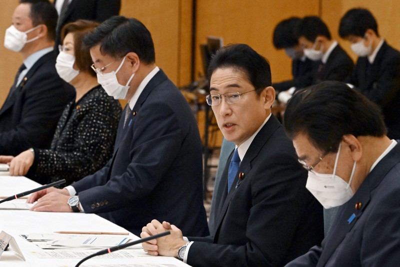 物価・賃金・生活総合対策本部の会合に臨む岸田文雄首相(右から2人目)=首相官邸で2022年12月6日午前8時11分、竹内幹撮影