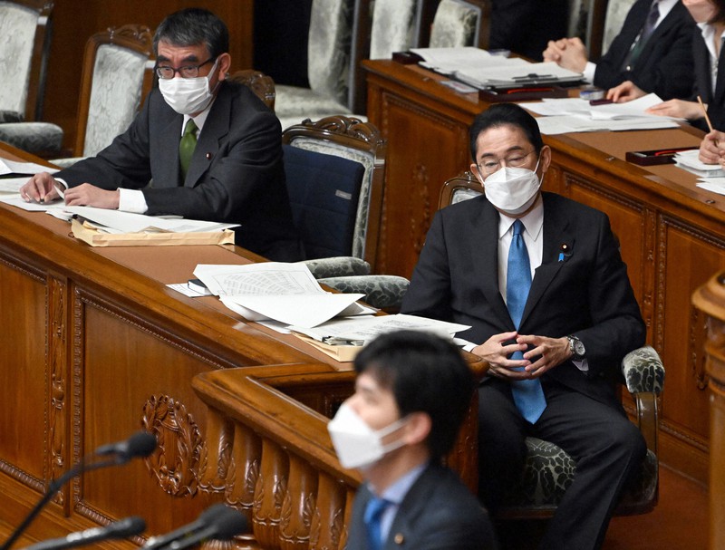 衆院本会議で立憲民主党の柚木道義氏(手前)の質問を聞く岸田文雄首相(右)と河野太郎消費者担当相(左)=国会内で2022年12月6日午後1時39分、竹内幹撮影