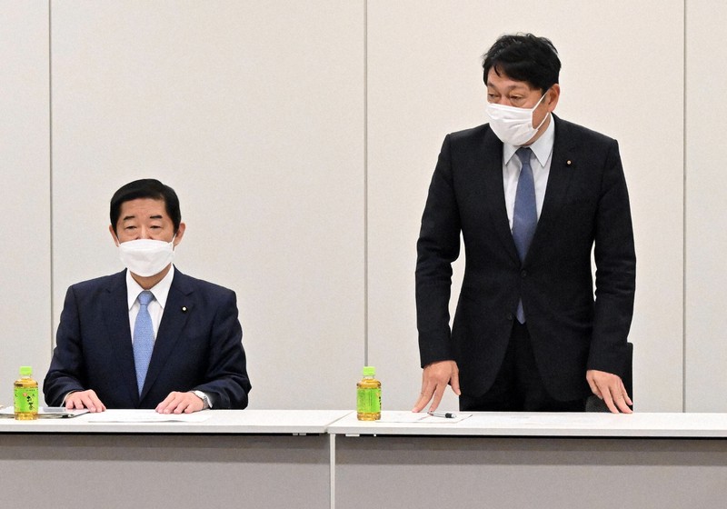 ワーキングチームの会合で発言する自民党の小野寺五典安保調査会長(右)。左は公明党の佐藤茂樹外交安保調査会長=衆院第2議員会館で2022年12月6日午後3時49分、竹内幹撮影