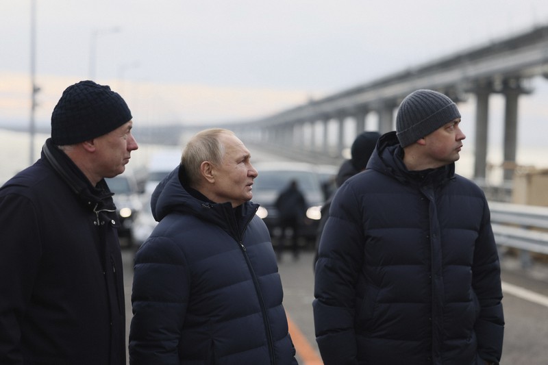クリミア大橋を訪れたロシアのプーチン大統領(中央)=2022年12月5日、AP