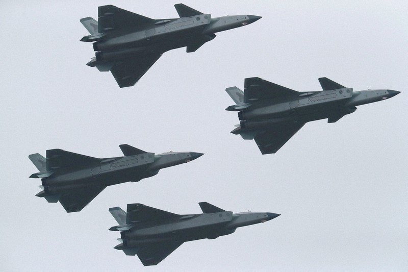 航空ショーで飛行する中国人民解放軍のステルス戦闘機「J20」=中国南部の広東省で2022年11月8日、China Daily・ロイター